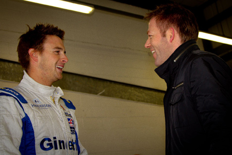 Promotor Tommy Schröter i samtale med Ginettakører Greg Mansell